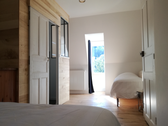 chambre familiale avec 1 lit double 160x200 et 2 lits simples