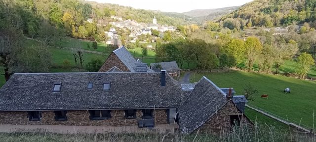 vue sur le gite et en arrière plan le village de St Chély d'Aubrac (à 500m)