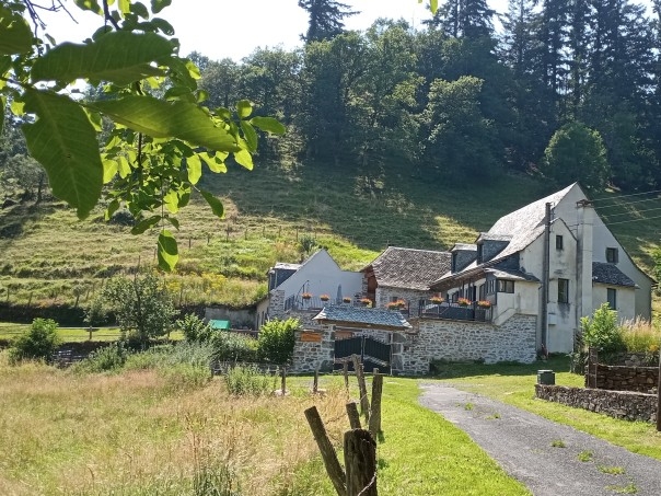 vue sur le gîte depuis la route d'accès
