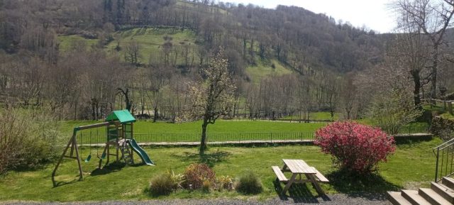 vue sur terrain extérieur et vallée de la Boralde
