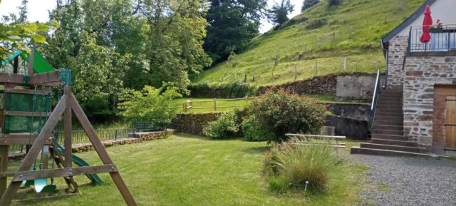 terrain extérieur avec balançoire pour enfants